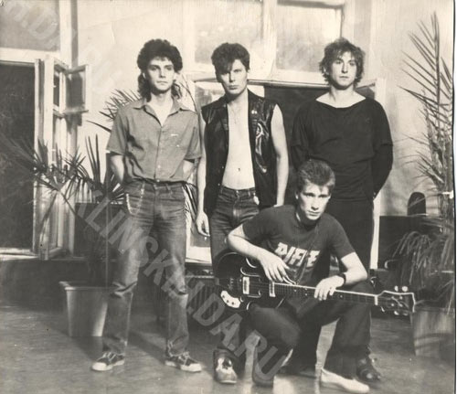 Слева-направо: Макс, Юра Хой, Олег Крюк; Семен Тетиевский(с гитарой), 1988 г.
